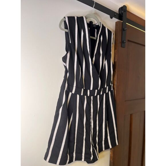 Elliatt Anthropolgie Striped Playsuit Romper Size Large - Picture 3 of 11